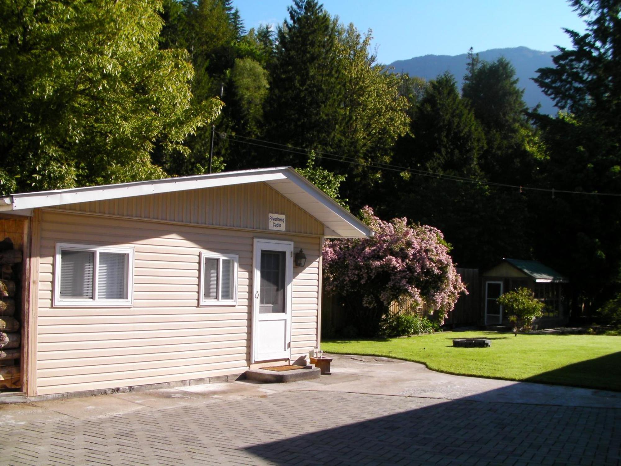 Riverbend Guest house 2*